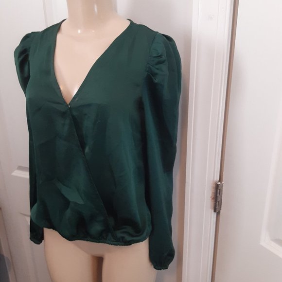 Sam & Jess Puff Shoulder Surplice Arresting Emerald Satin Wrap Top - Picture 4 of 10